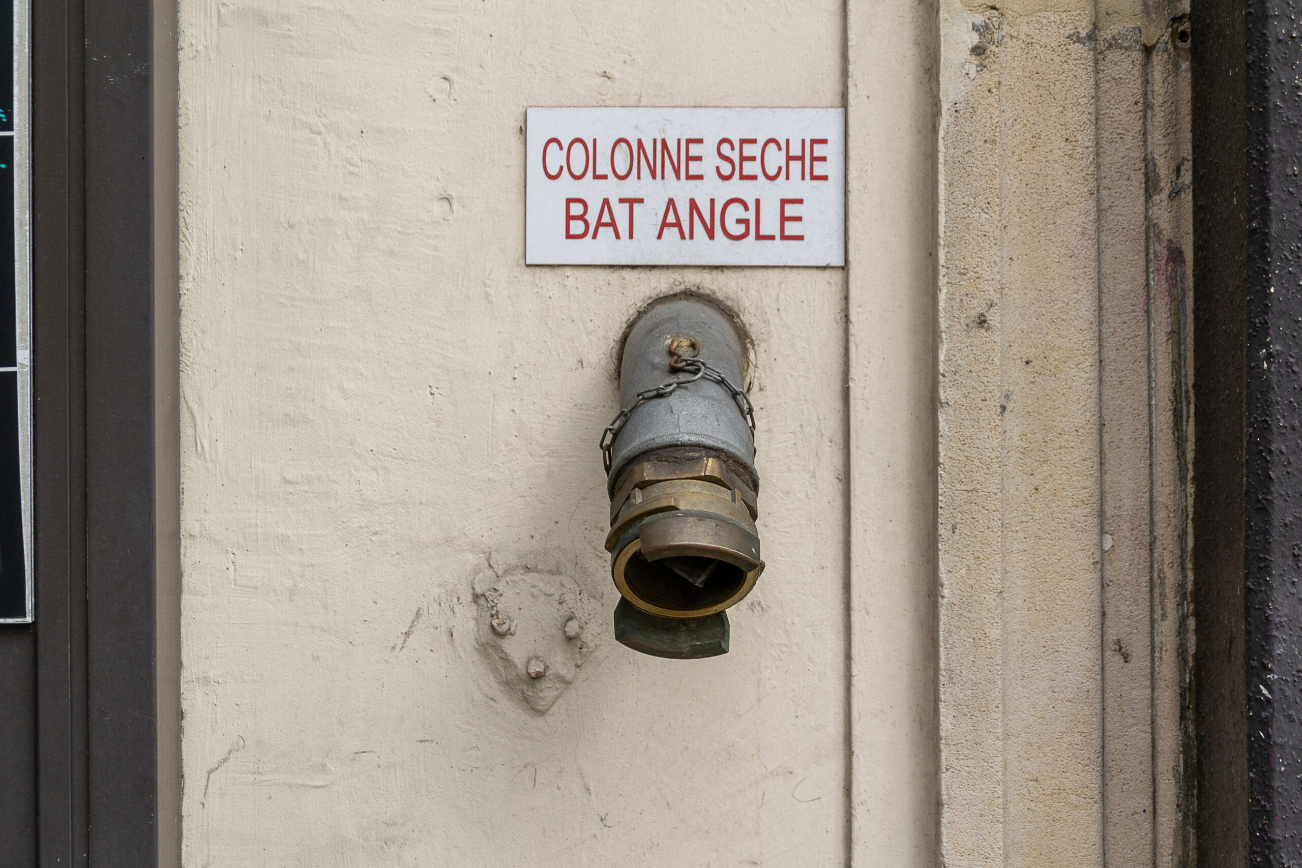 Raccord de colonne sèche dans mur
